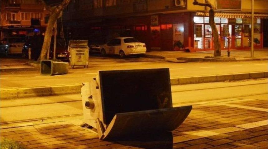 Bursa&rsquo;da Lodos Ağa&ccedil;ları Devirdi, İnsanları U&ccedil;urdu