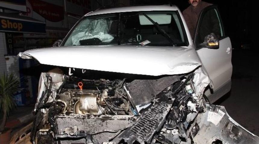 Samsun&rsquo;da Otomobil &Ccedil;iğ K&ouml;fte D&uuml;kkanına &Ccedil;arptı: 3 Yaralı