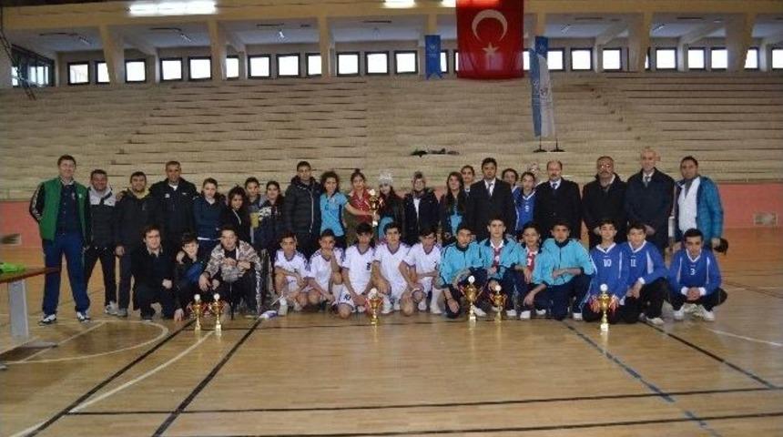 Badminton Turnuvasında Kupalar Verildi