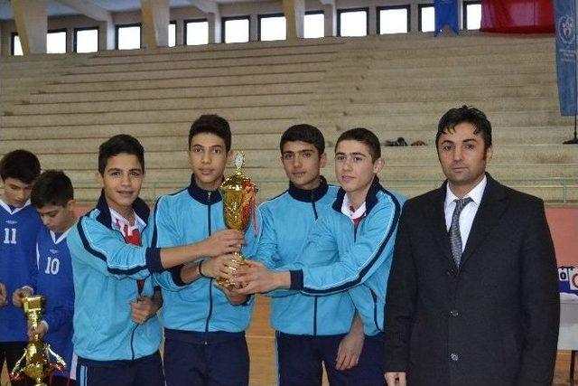 Badminton Turnuvasında Kupalar Verildi