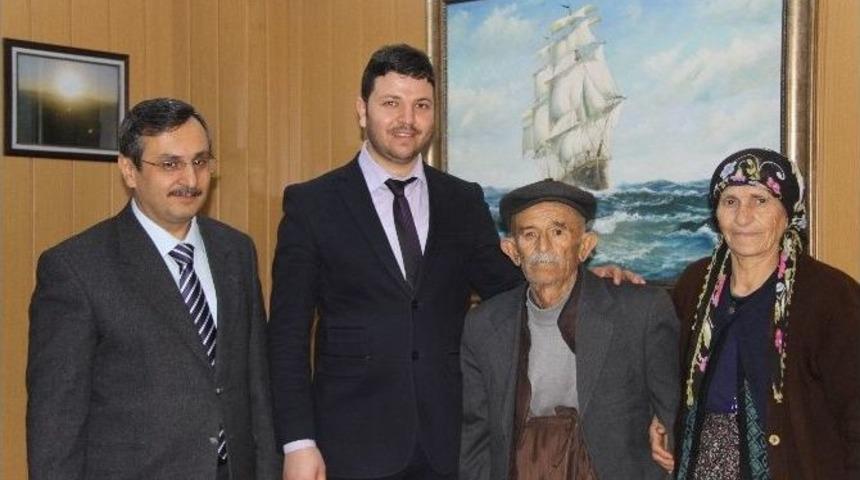 Yaşlı Adama Protez G&ouml;z Bebeği