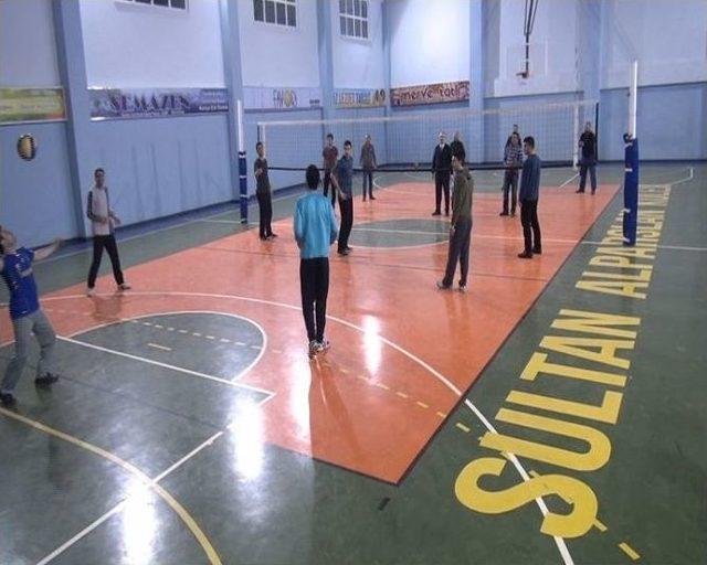 Gazeteciler Çiğ Köftenin Acısını Voleybol Kaşılaşmasında Çıkardı