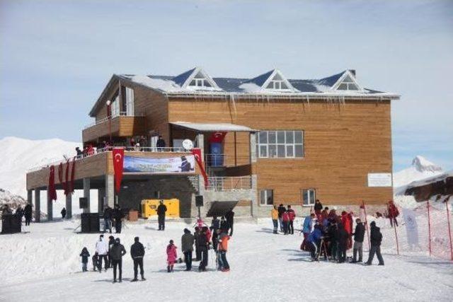 Hakkari'de Halaylı Kayak Evi Açılışı