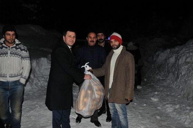 Karda Mahsur Kalan Köylülerin İmdadına Belediye Yetişti