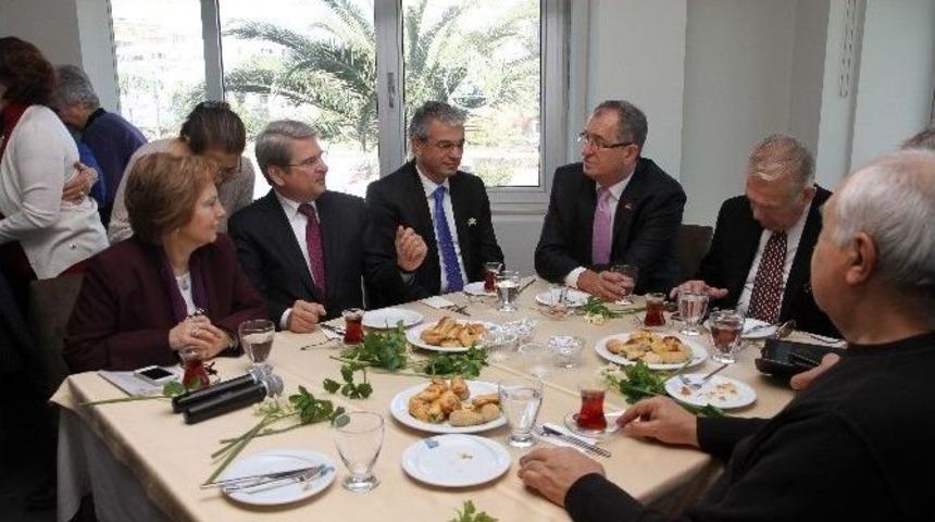 Karşıyakalı Kadınlar G&uuml;&ccedil; Birliği Yaptı