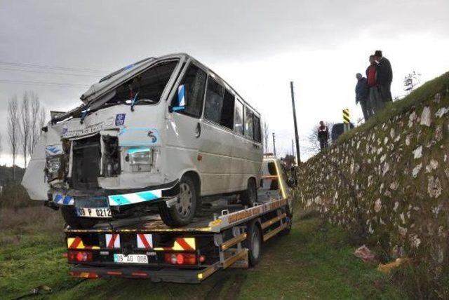 Öğrenci Servisi Şarampole Uçtu: 12 Yaralı