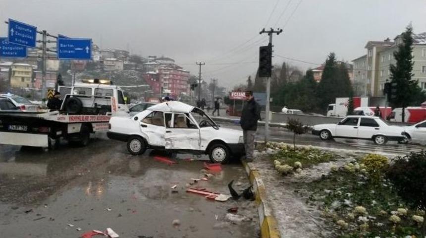 Bartın &Ccedil;atmaca Kavşağında Kaza: 2 Yaralı