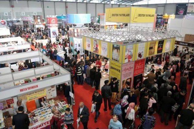 Yazar Kavuk&ccedil;uoğlu: T&uuml;rkiye de Kişi Başına 7.6 Kitap D&uuml;ş&uuml;yor 1