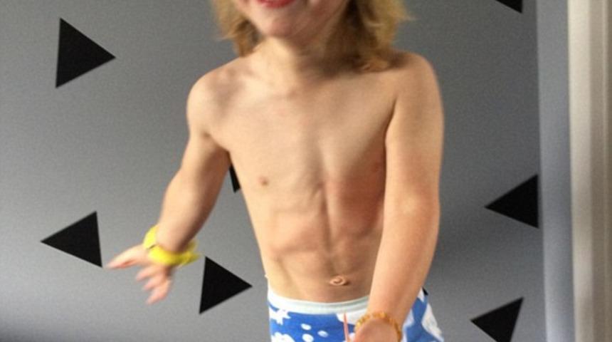 Daha 3 yaşında ama inanılmaz bir karın kasına sahip 