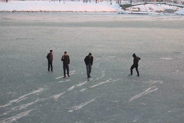 Buz Tutan Gölde Tehlikeli Oyun