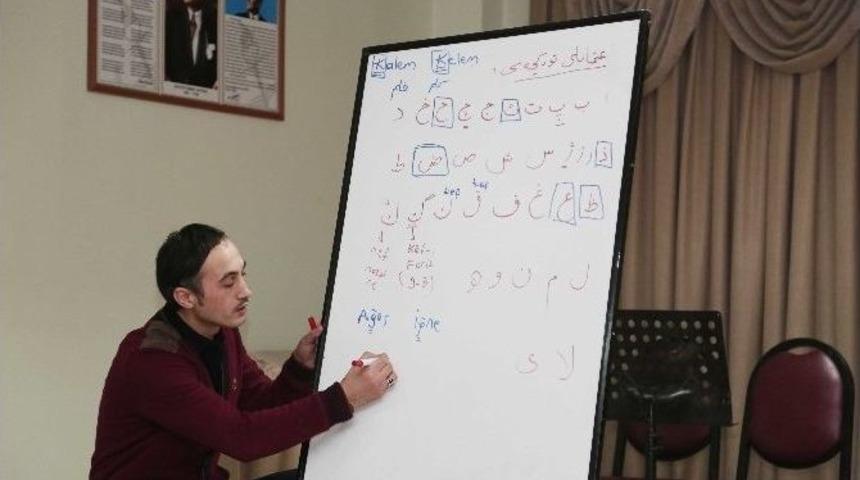 İlkadım Osmanlıca &Ouml;ğreniyor