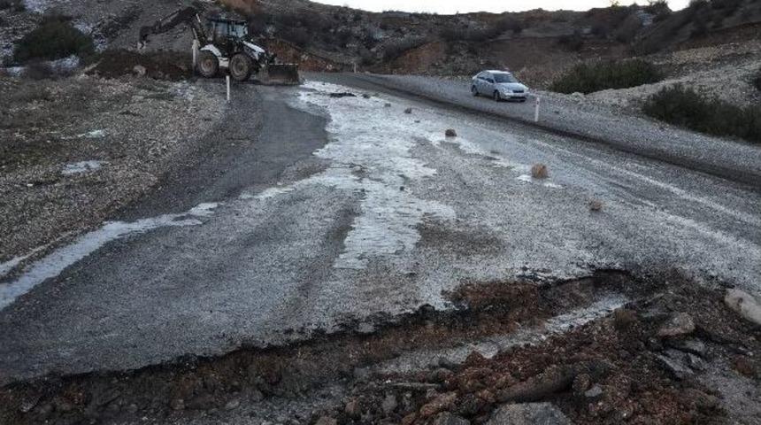 Yolda &Ccedil;ıkan Kaynak Su S&uuml;r&uuml;c&uuml;leri Tehlikeye D&uuml;ş&uuml;r&uuml;yor