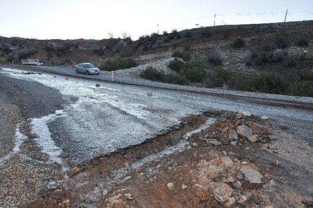 Yolda Çıkan Kaynak Su Sürücüleri Tehlikeye Düşürüyor