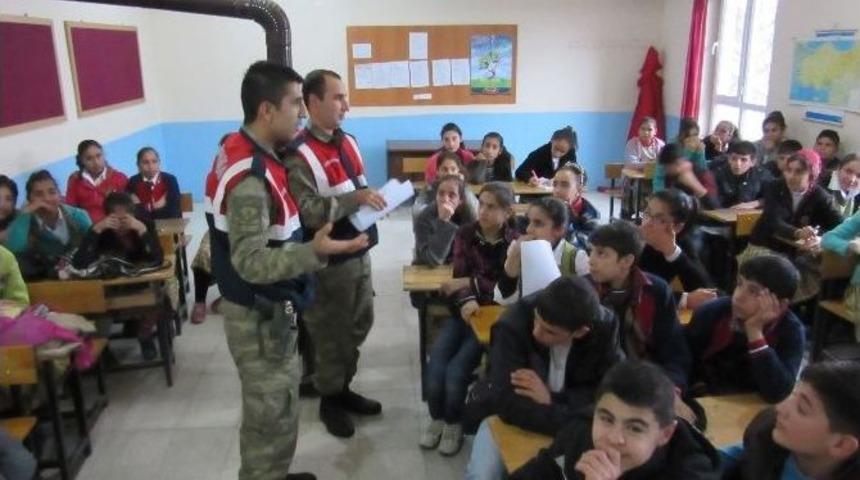 Jandarmadan &Ouml;ğrencilere Uyuşturucu Ve Madde Bağımlılığı Eğitimi