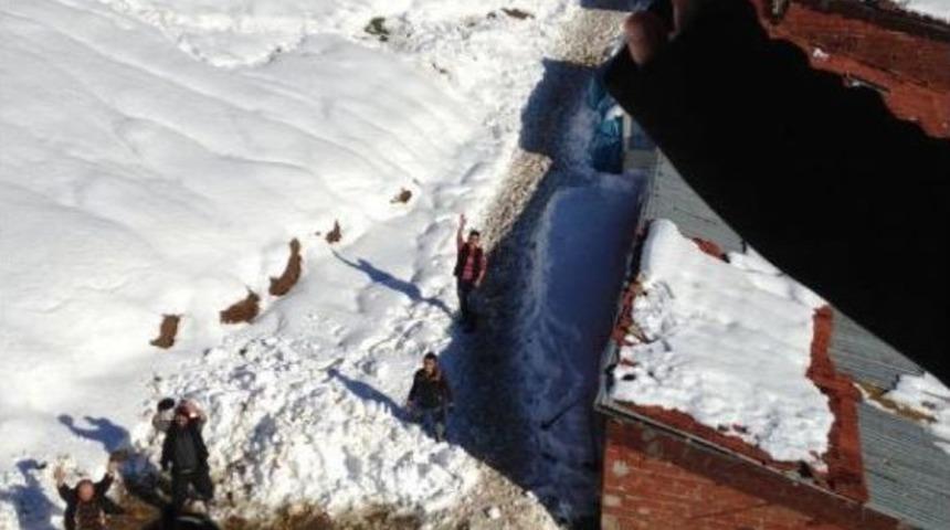 Karda Mahsur Kalan &Ccedil;obanlara Helitaksi Ile Erzak Gitti