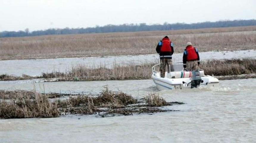 Bafra'da G&ouml;lde Kaybolan 4 Kişiyi Arama &Ccedil;alışmaları S&uuml;r&uuml;yor