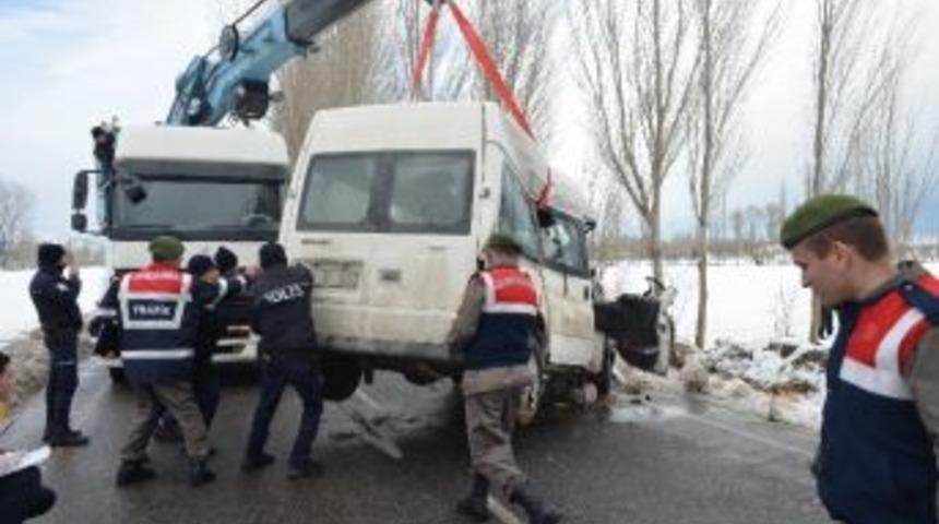 K&uuml;tahya&rsquo;da Trafik Kazası: 1 &Ouml;l&uuml;, 2 Yaralı