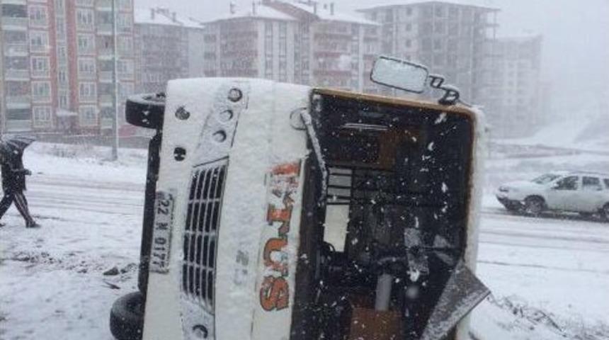 Edirne&rsquo;de Yolcu Minib&uuml;s&uuml; Yan Yattı: 11 Yaralı