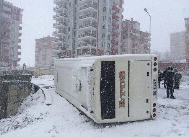 Edirne’de Yolcu Minibüsü Yan Yattı: 11 Yaralı