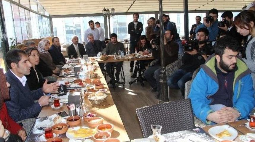 Hdp Basınla Bir Araya Geldi