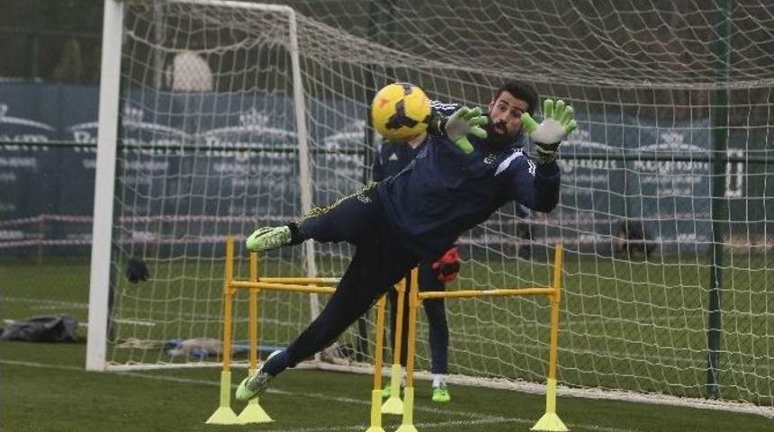 Fenerbah&ccedil;e İkinci Yarı Hazırlıklarını S&uuml;rd&uuml;rd&uuml;