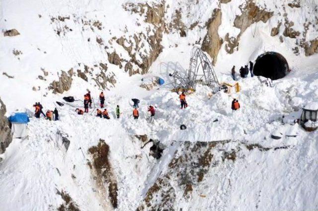 Çığ Altında Kalan Işçilerin Ailesi Umutlu Bekleyişte (2)