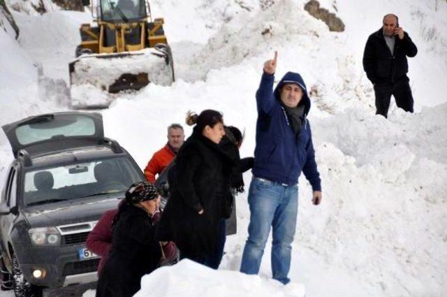 Çığ Altında Kalan Işçilerin Ailesi Umutlu Bekleyişte (2)