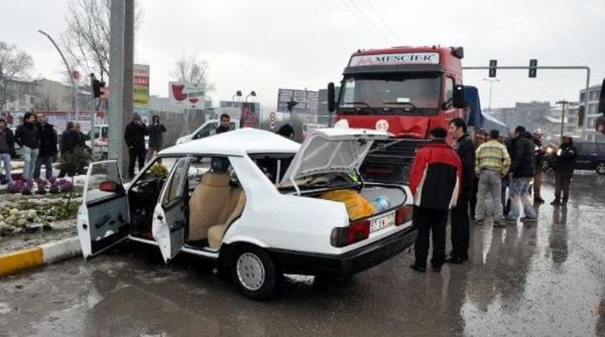 Trafik Işıkları Yanmayan Kavşakta Kaza: 2 Yaralı