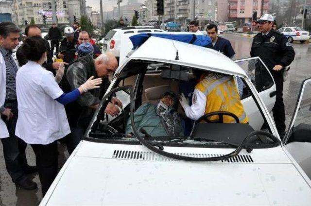 Trafik Işıkları Yanmayan Kavşakta Kaza: 2 Yaralı