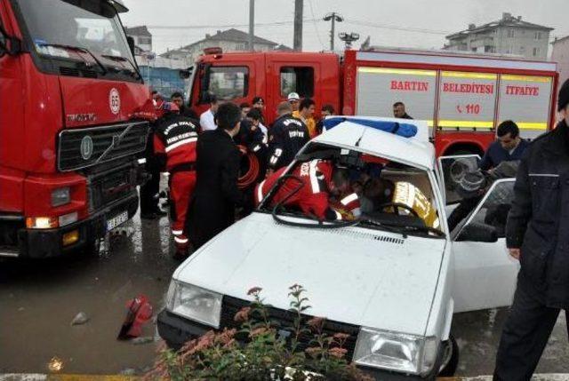 Trafik Işıkları Yanmayan Kavşakta Kaza: 2 Yaralı