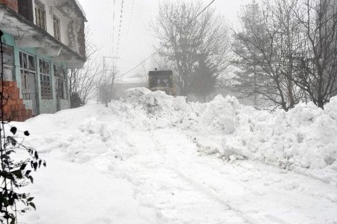 Hastalanan Kadın İ&ccedil;in Karla Kaplı Mahalle Yolunu A&ccedil;tılar