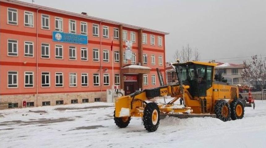 Sel&ccedil;uklu&rsquo;da Okullarda Kar Temizliği