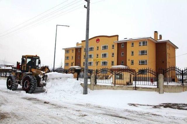 Sel&ccedil;uklu&rsquo;da Okullarda Kar Temizliği 1