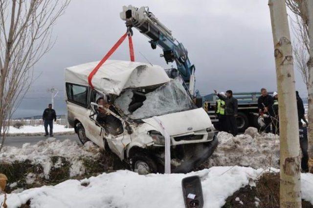 Minib&uuml;s Şarampole U&ccedil;up Ağaca &Ccedil;arptı, Liseli Ahmet &Ouml;ld&uuml; 1
