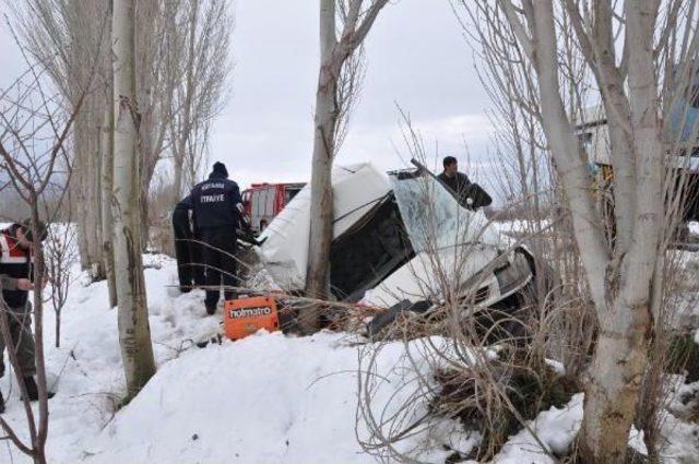 Minib&uuml;s Şarampole U&ccedil;up Ağaca &Ccedil;arptı, Liseli Ahmet &Ouml;ld&uuml; 2