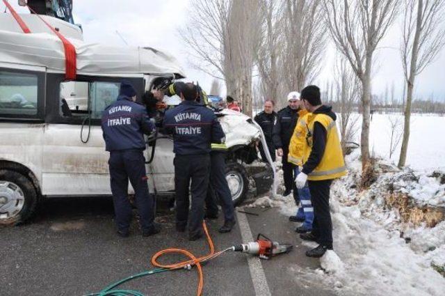 Minib&uuml;s Şarampole U&ccedil;up Ağaca &Ccedil;arptı, Liseli Ahmet &Ouml;ld&uuml; 3