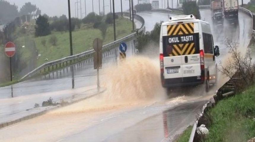İzmir Sağanak Yağışa Teslim
