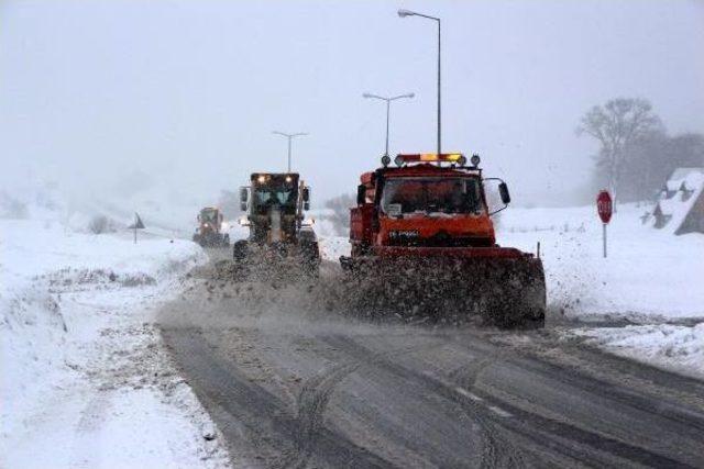 Bolu Dağı'nda Kar Yağışı Ulaşımı Etkiliyor