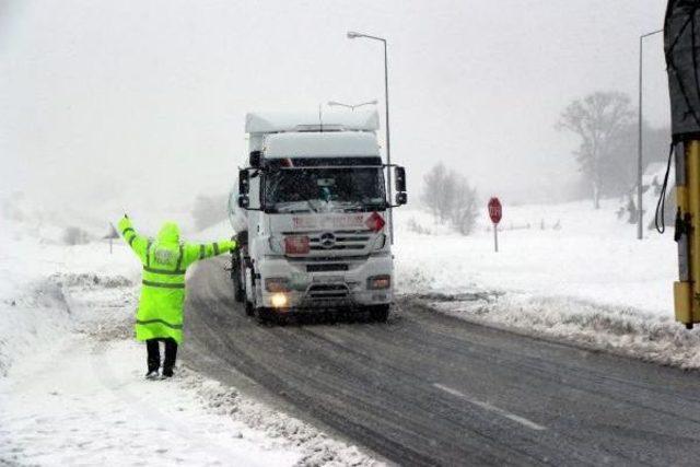 Bolu Dağı'nda Kar Yağışı Ulaşımı Etkiliyor