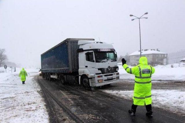 Bolu Dağı'nda Kar Yağışı Ulaşımı Etkiliyor