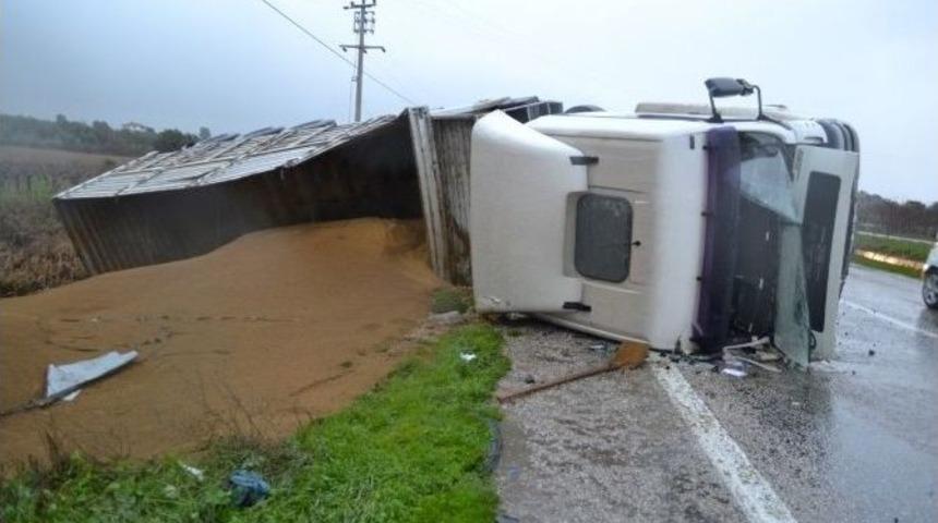 Şiddetli Fırtına Ve Kaygan Yol Tır&rsquo;ı Devirdi