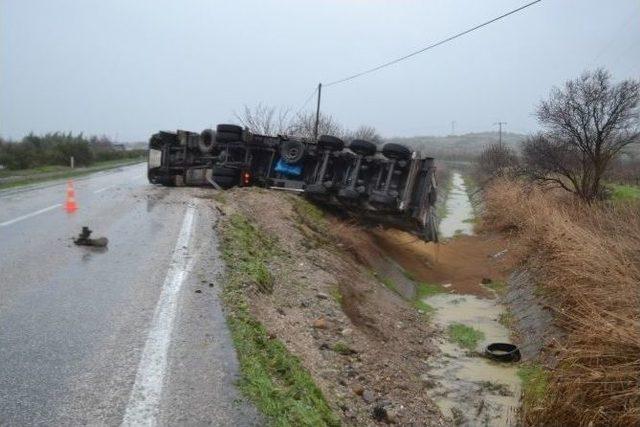 Şiddetli Fırtına Ve Kaygan Yol Tır&rsquo;ı Devirdi 2