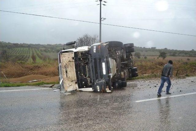 Şiddetli Fırtına Ve Kaygan Yol Tır&rsquo;ı Devirdi 3