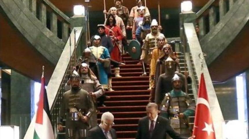 Mahmud Abbas'ı Karşılama T&ouml;reninde 16 T&uuml;rk Devletinin Askeri Kıyafetlerini Giyen Askerler Yer Aldı