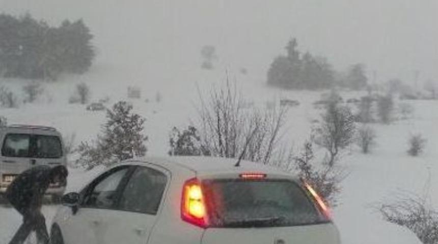 Kar Yağışından Kayan Tır Bilecik-bursa Yolu Trafiğe Kapadı