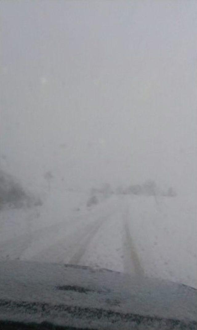 Kar Yağışından Kayan Tır Bilecik-bursa Yolu Trafiğe Kapadı 1