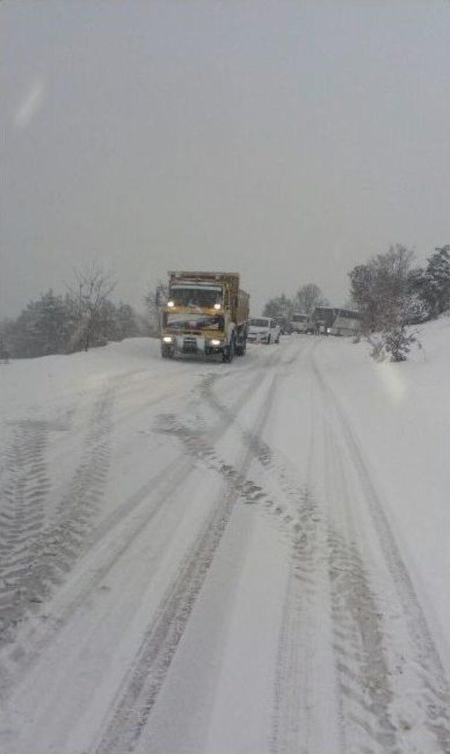 Kar Yağışından Kayan Tır Bilecik-bursa Yolu Trafiğe Kapadı 2