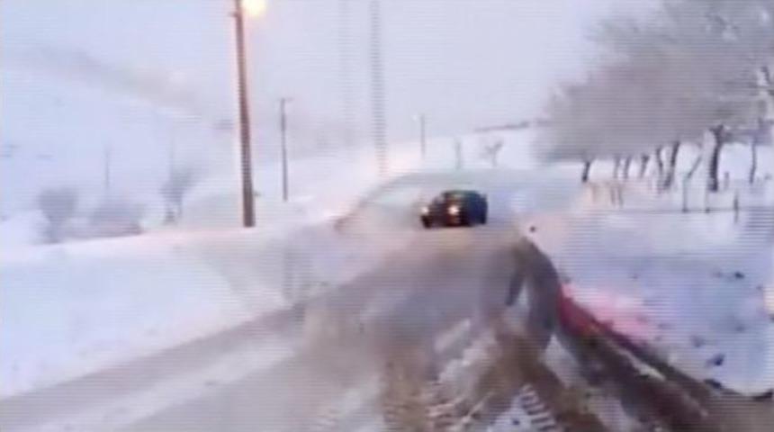 Karlı Yolda Tehlikeli G&ouml;steri