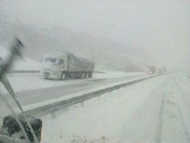 İzmir-İstanbul Karayolunda Ulaşıma 1 Saatlik Kar Engeli 1
