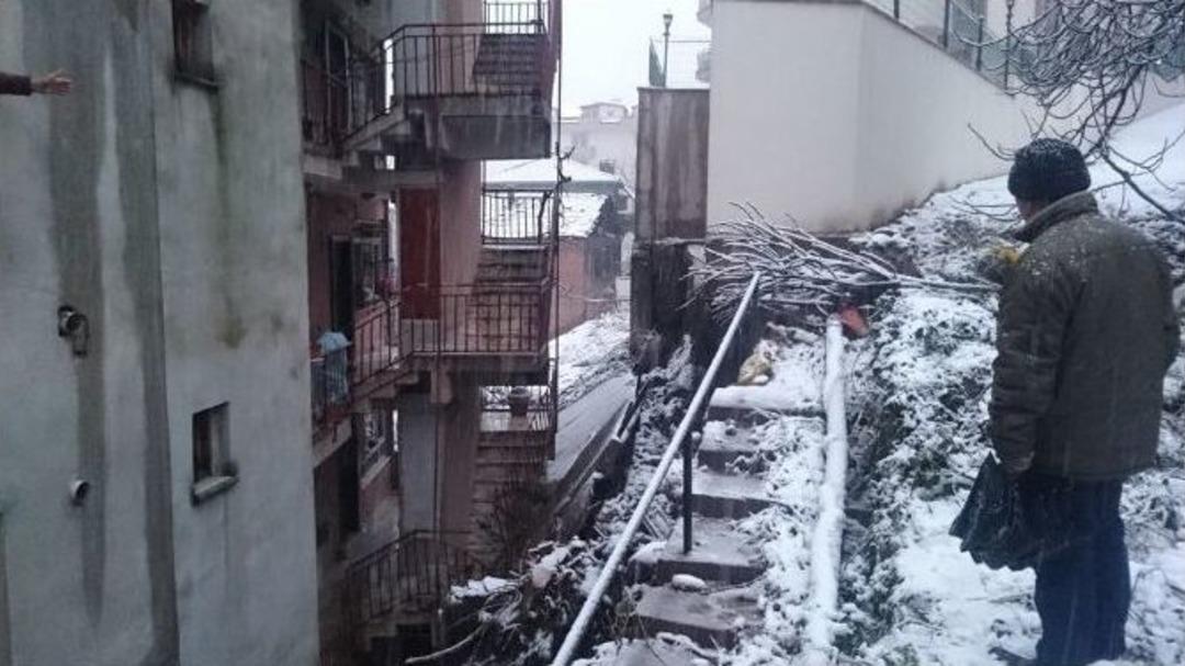 İstinat Duvarı Apartmanın &Uuml;st&uuml;ne &Ccedil;&ouml;kt&uuml;